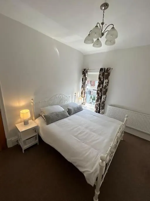Holiday home Beautiful 4Br Home Near Chester Racecourse United Kingdom