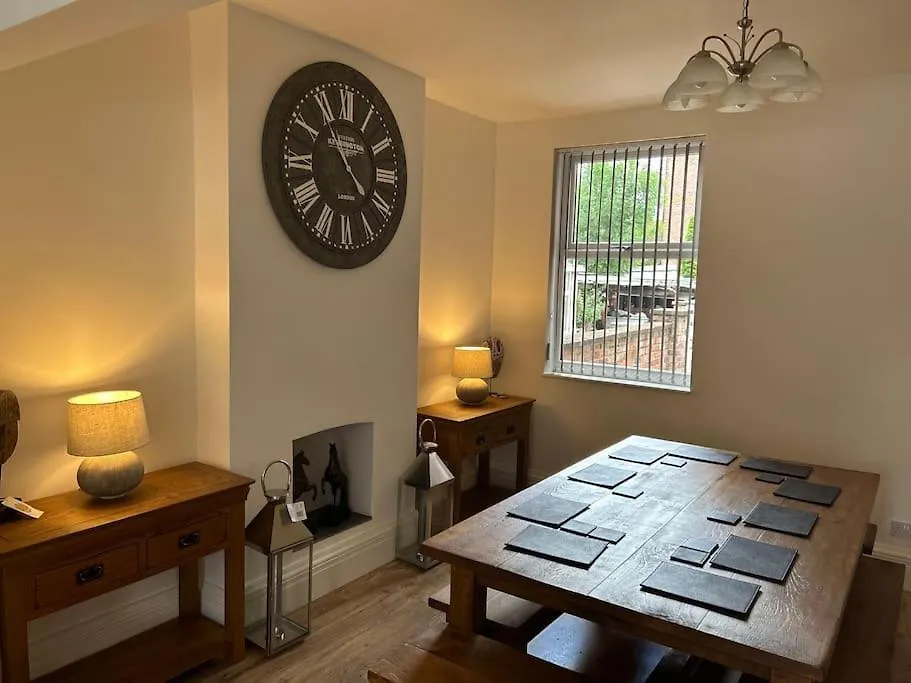 Beautiful 4Br Home Near Chester Racecourse